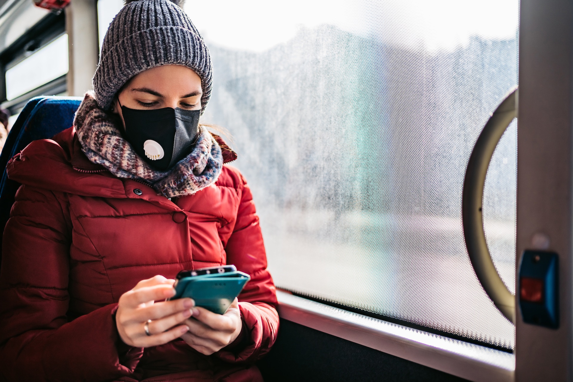 出游時在車上看手機的女人